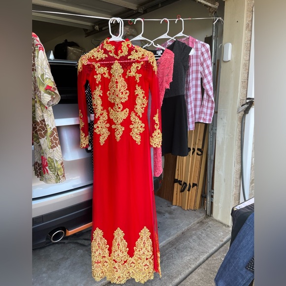 Luxurious Vietnamese ao dai with matching pants - Picture 3 of 5